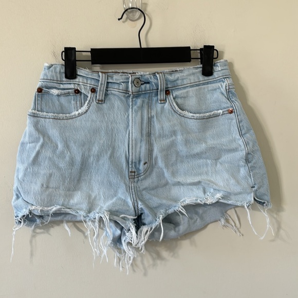 Abercrombie & Fitch The Mom Short High Rise Curve Love Light Wash Denim Shorts - Picture 2 of 8